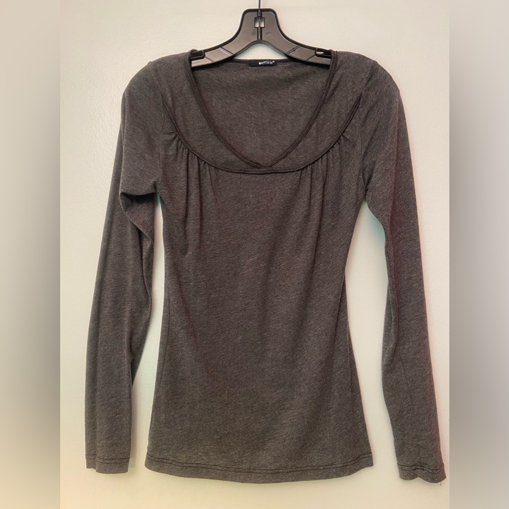 LA Made long sleeve gray V neck tee with black detail XS EUC